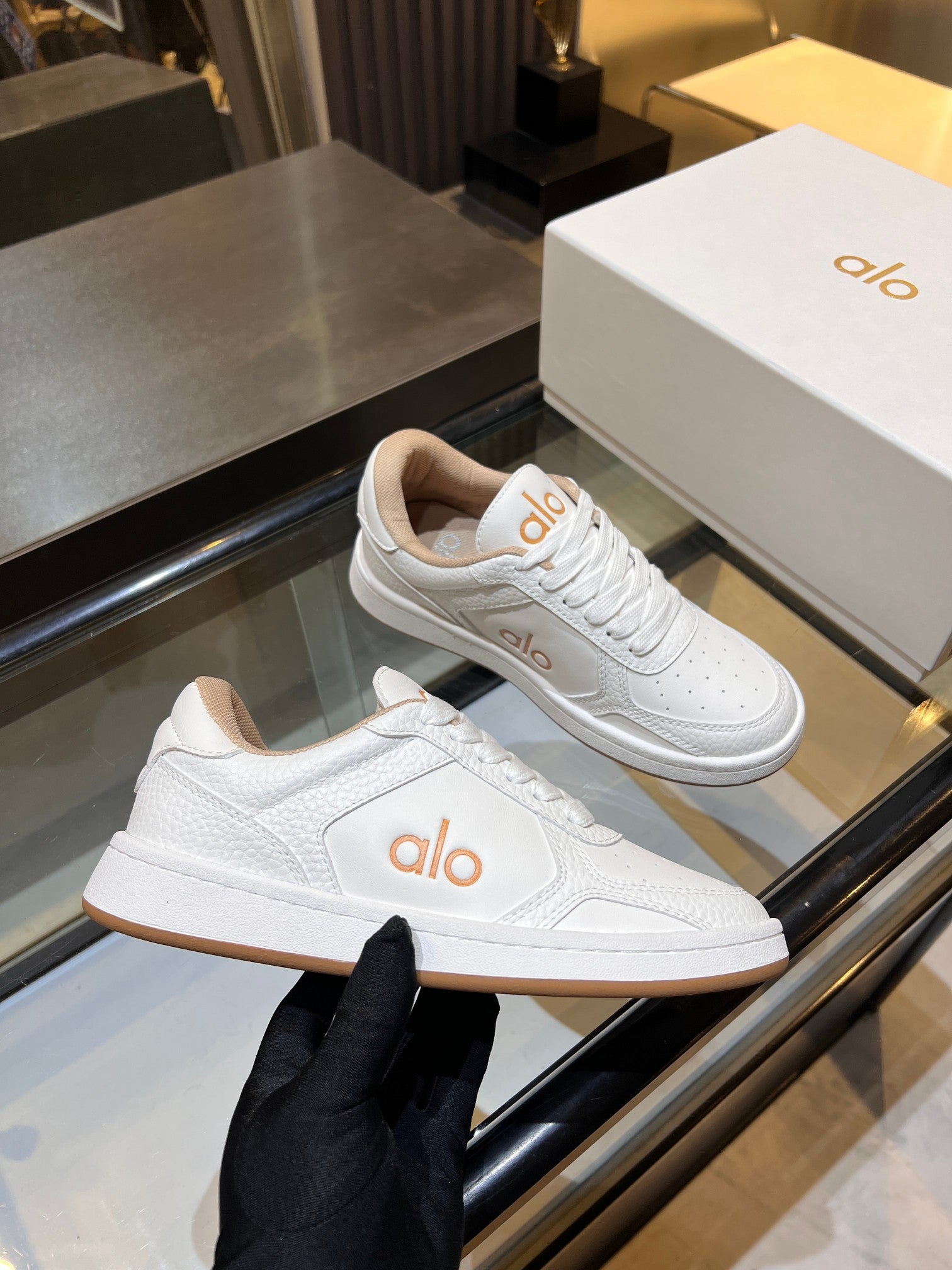 Alo Sneaker