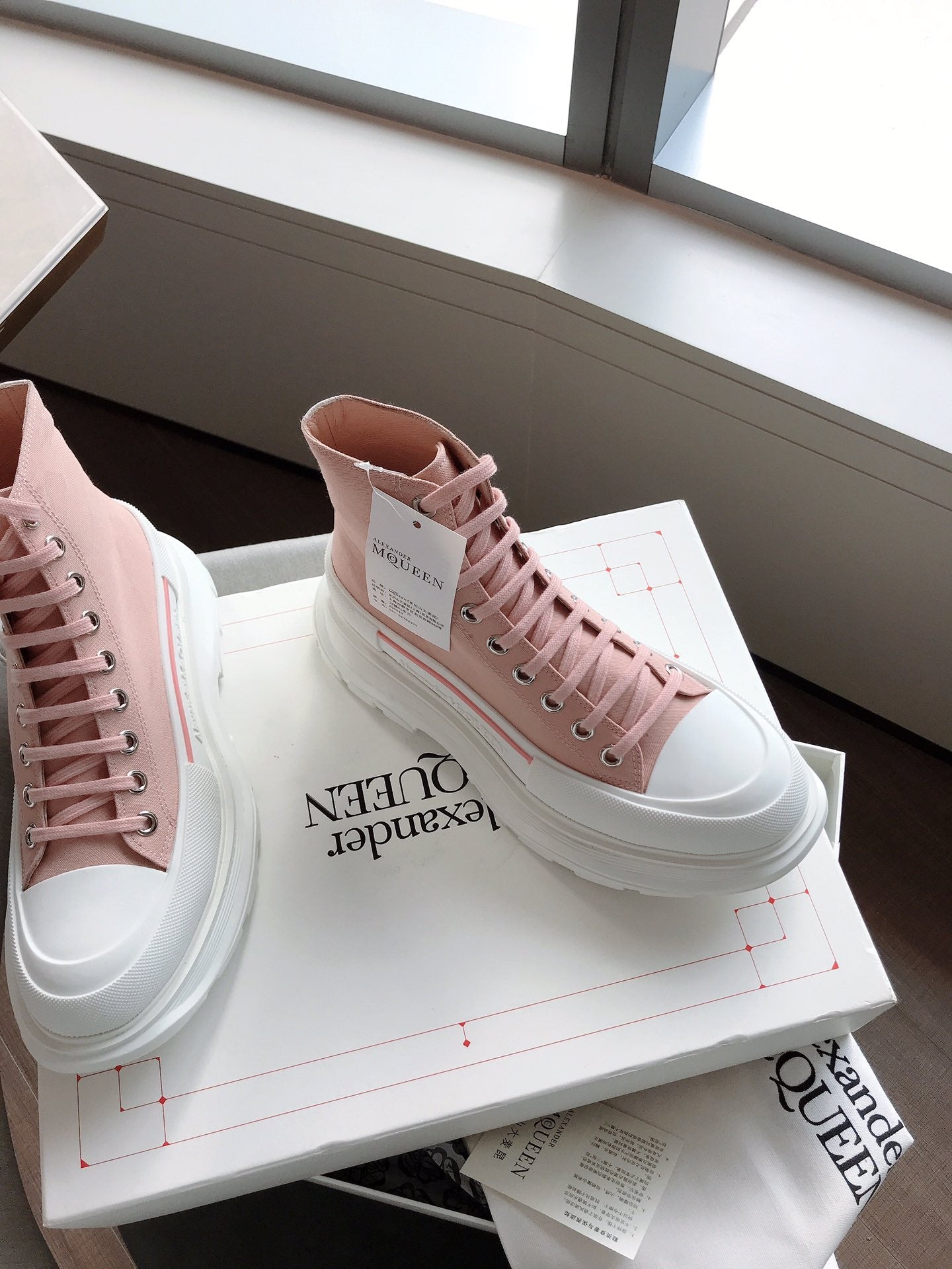 Alexander McQuuen Bot