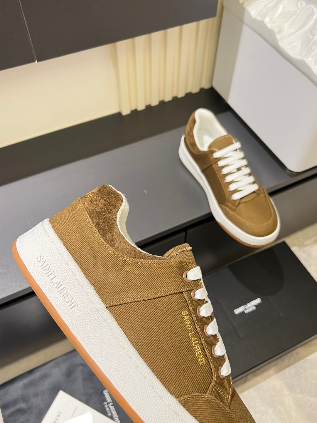 Yves Saint Laurent Sneaker