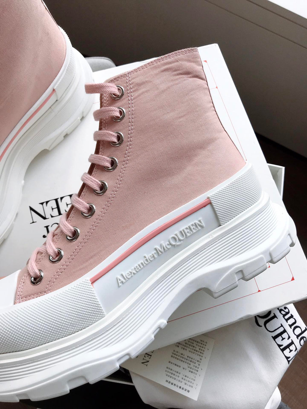 Alexander McQuuen Bot