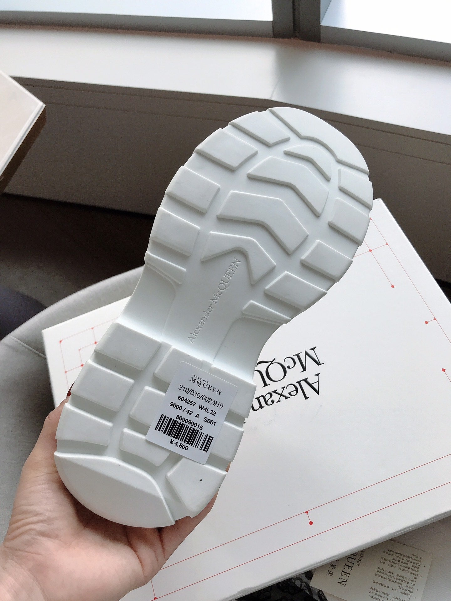 Alexander McQuuen Bot