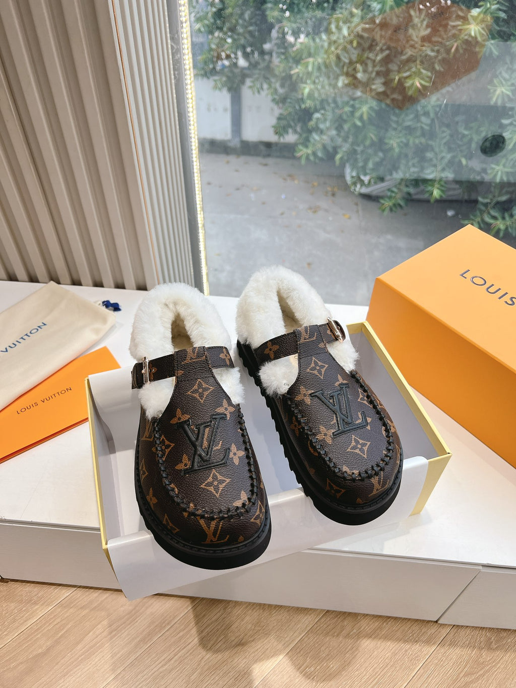Louis Vuitton Slipper